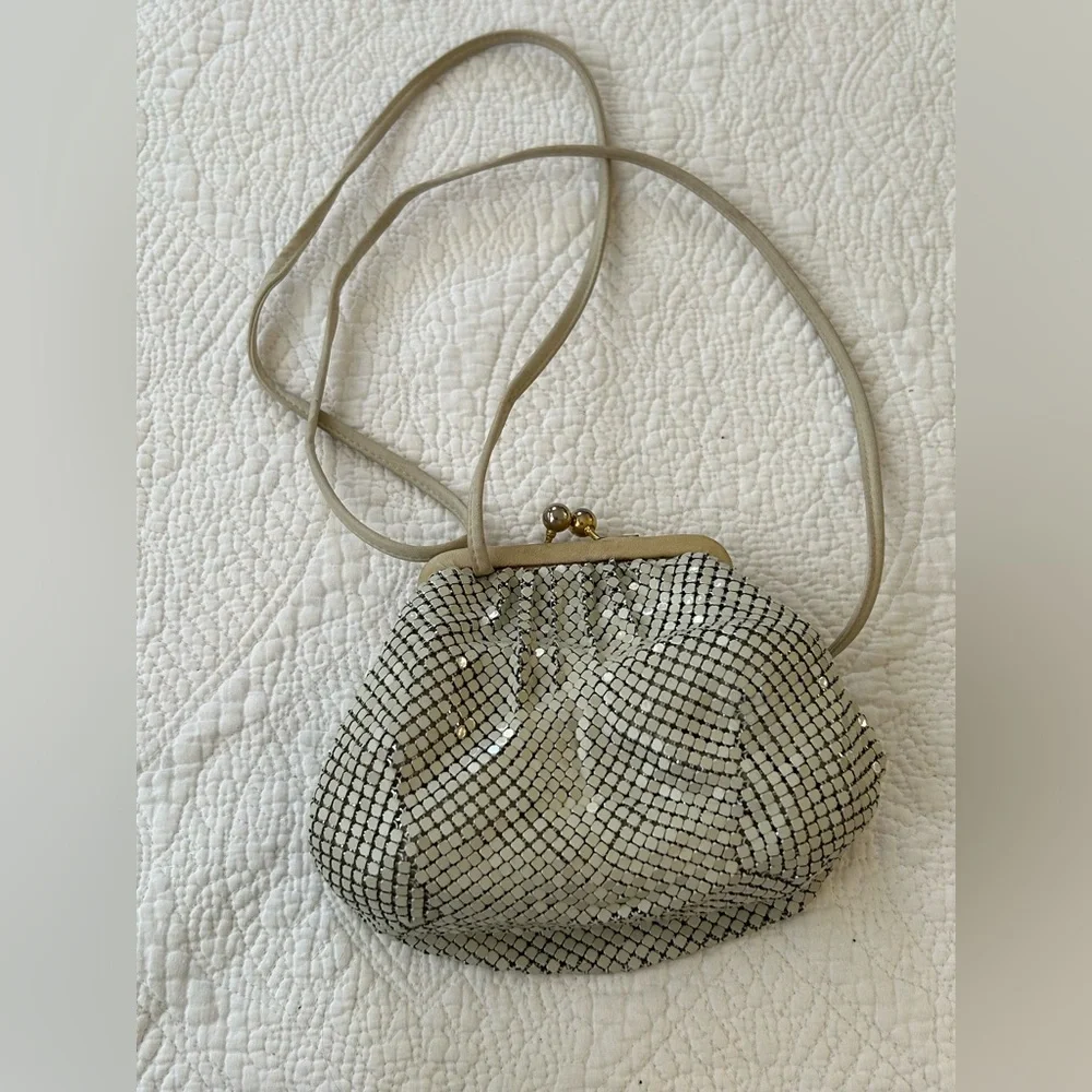 Vintage Whiting & Davis ivory metal crossbody bag. Kiss lock, leather trim. Nice - Picture 8 of 16